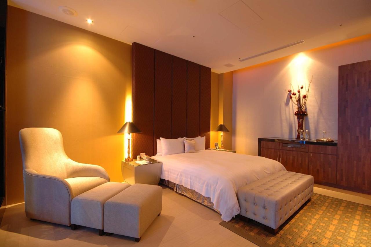 Dubai Motel Yilan Exterior photo