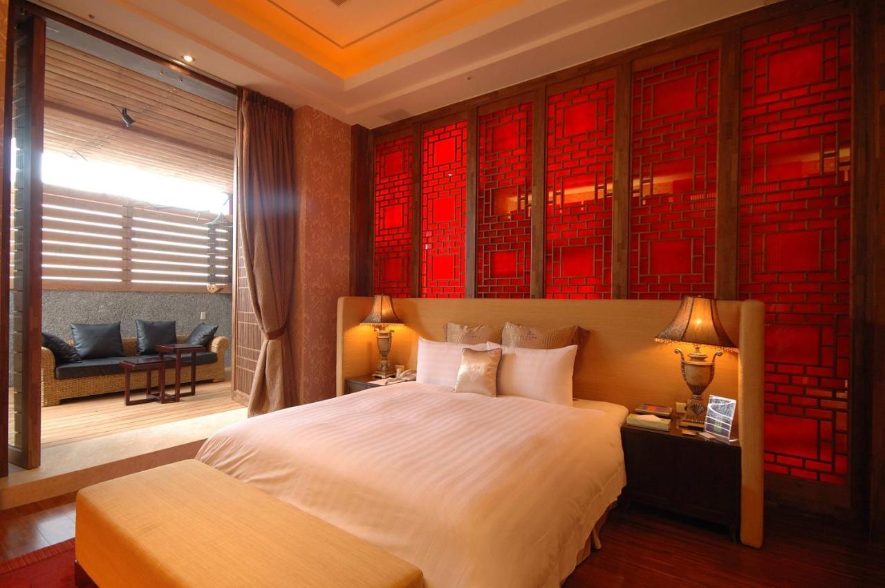 Dubai Motel Yilan Exterior photo