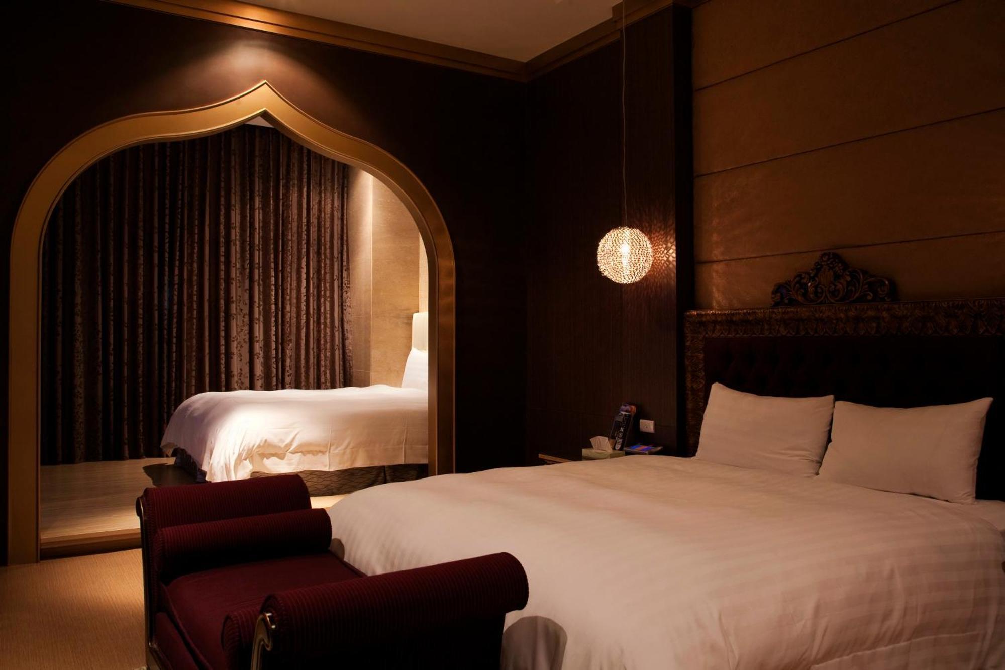 Dubai Motel Yilan Exterior photo