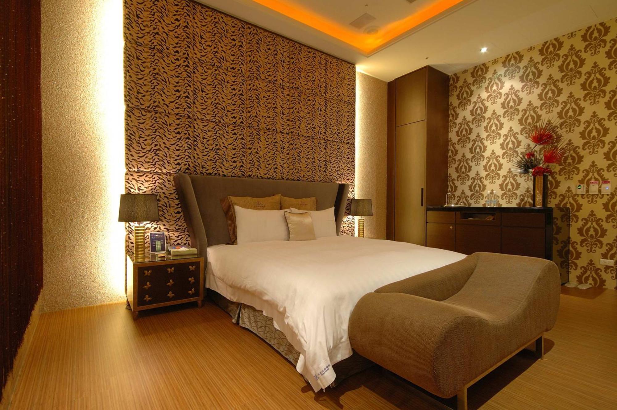 Dubai Motel Yilan Exterior photo