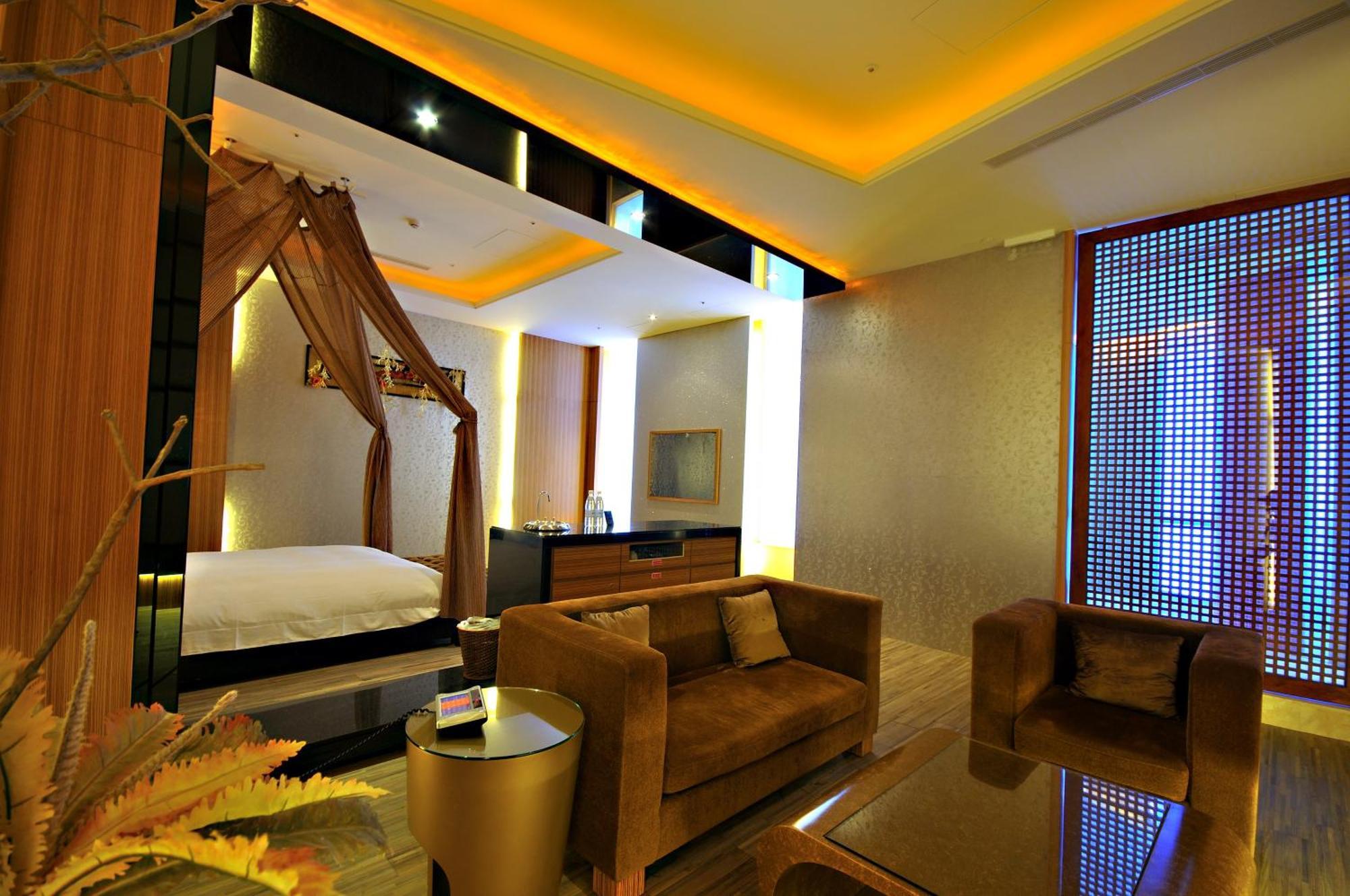 Dubai Motel Yilan Exterior photo