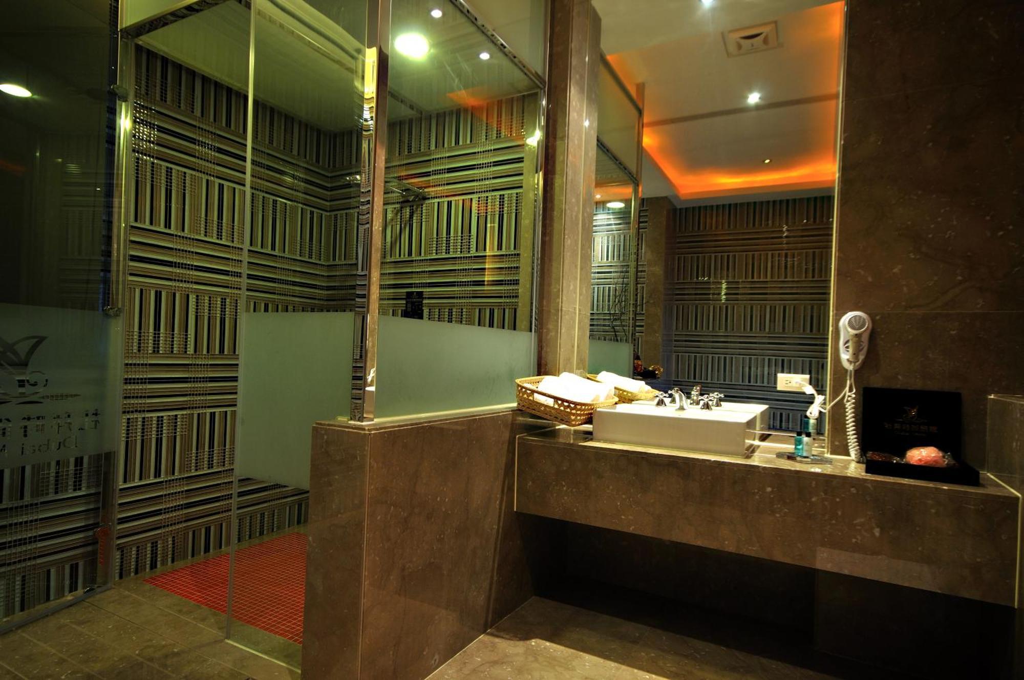 Dubai Motel Yilan Exterior photo