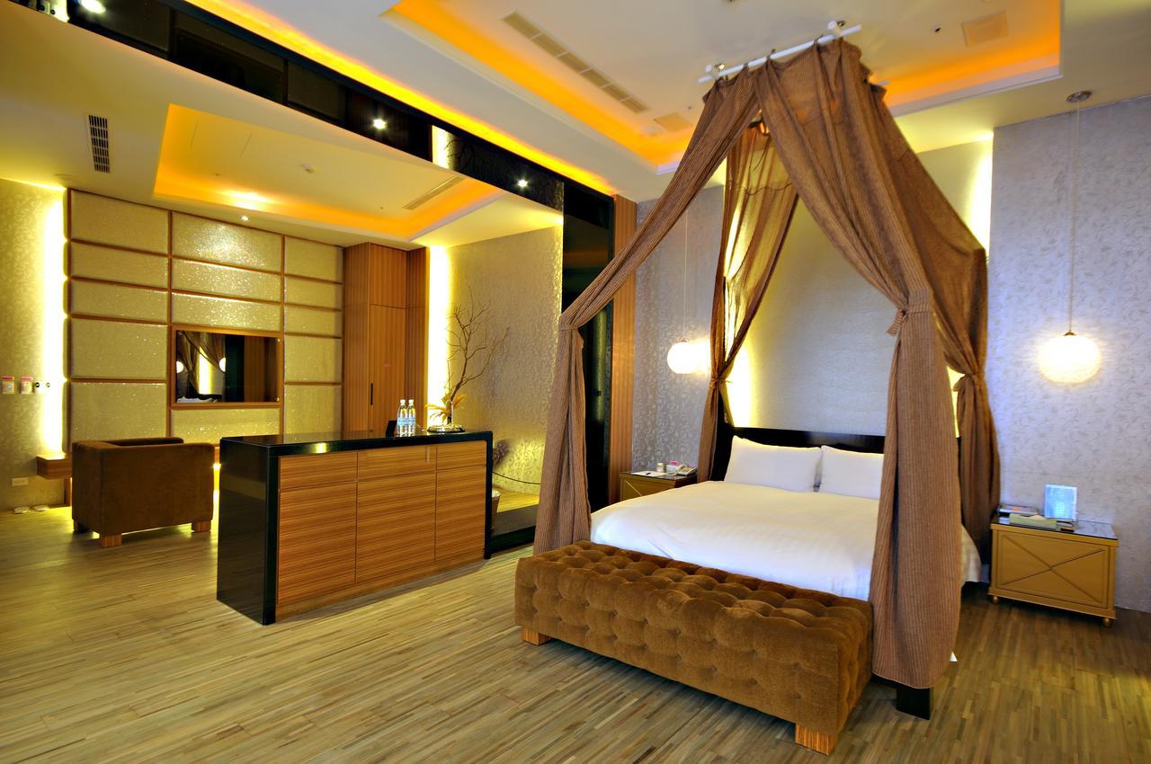 Dubai Motel Yilan Exterior photo