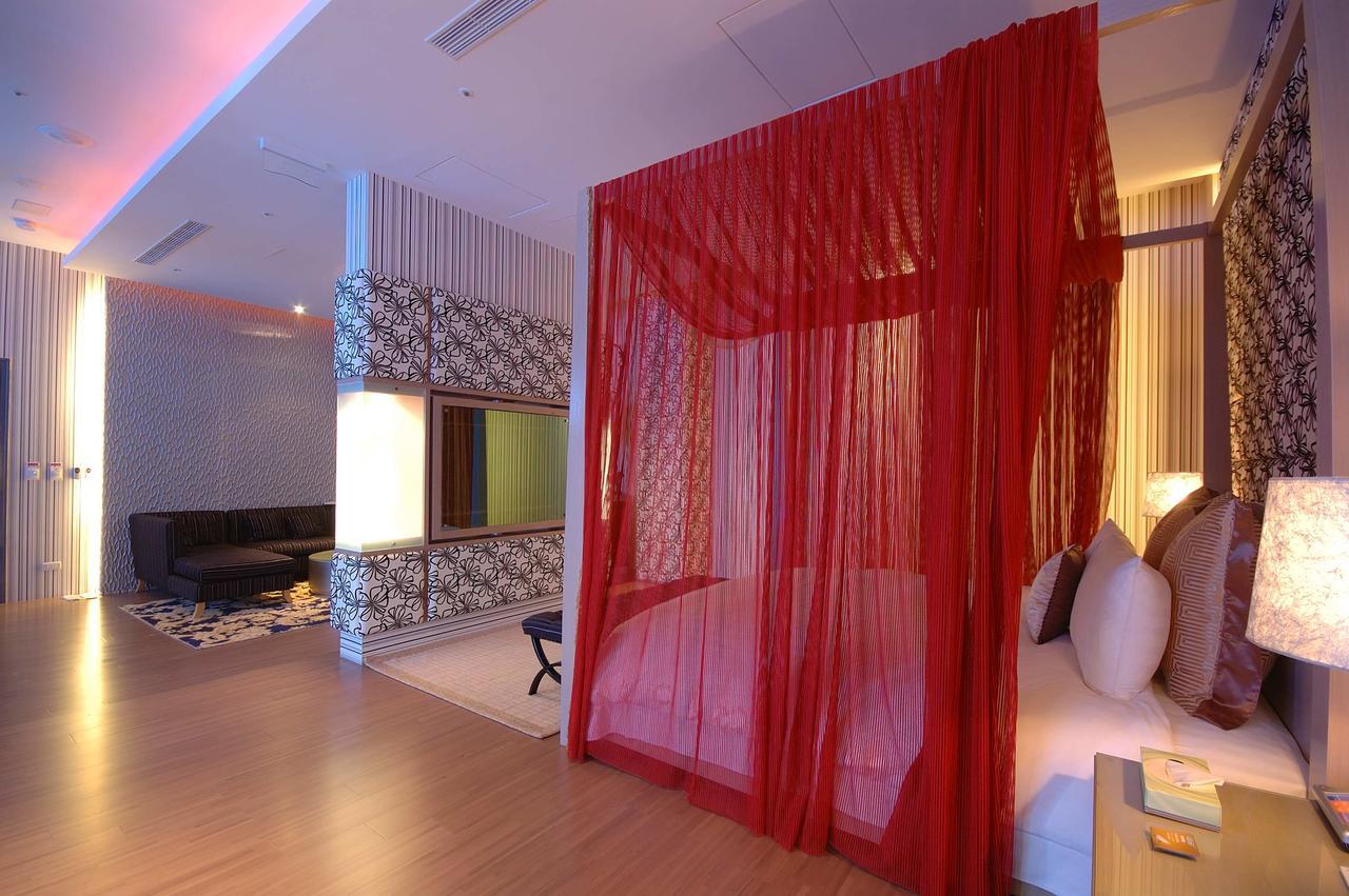 Dubai Motel Yilan Exterior photo