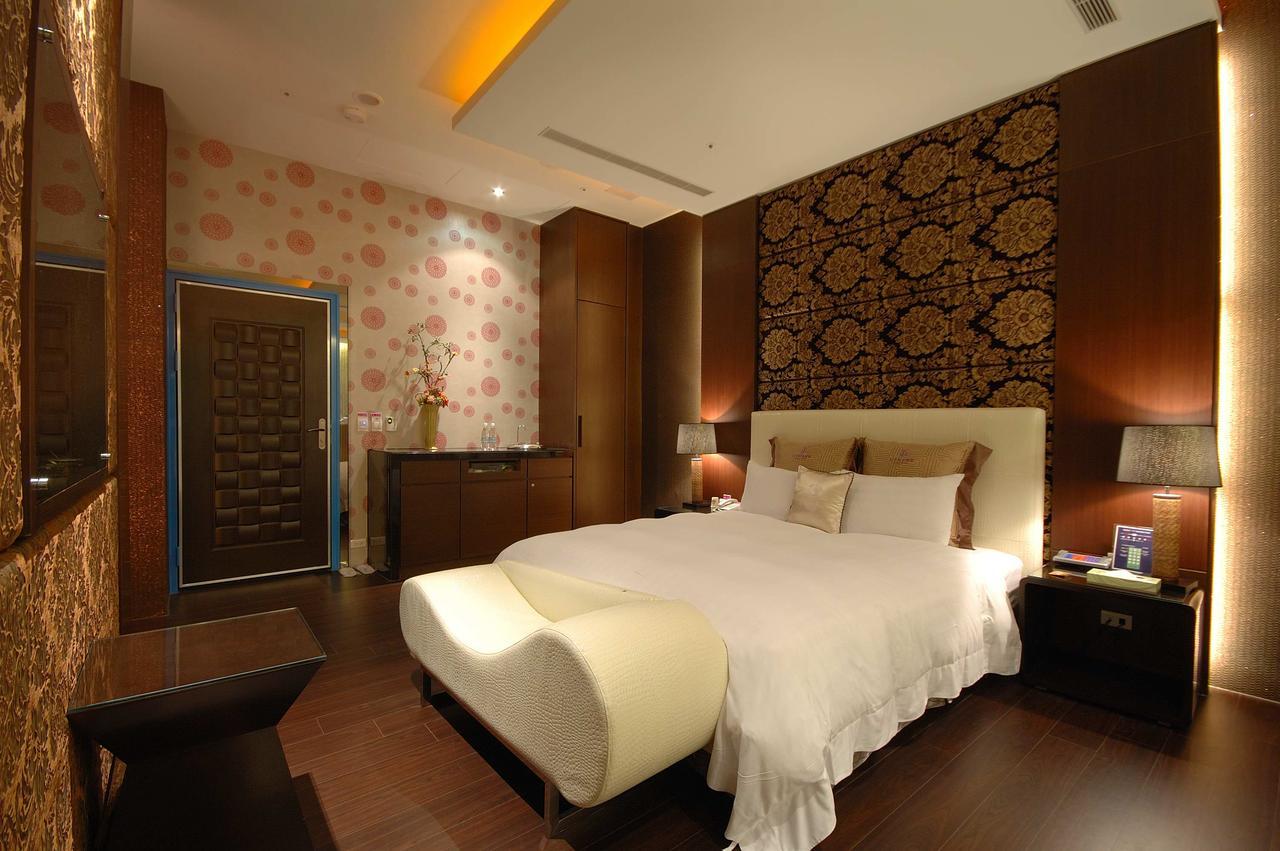 Dubai Motel Yilan Exterior photo