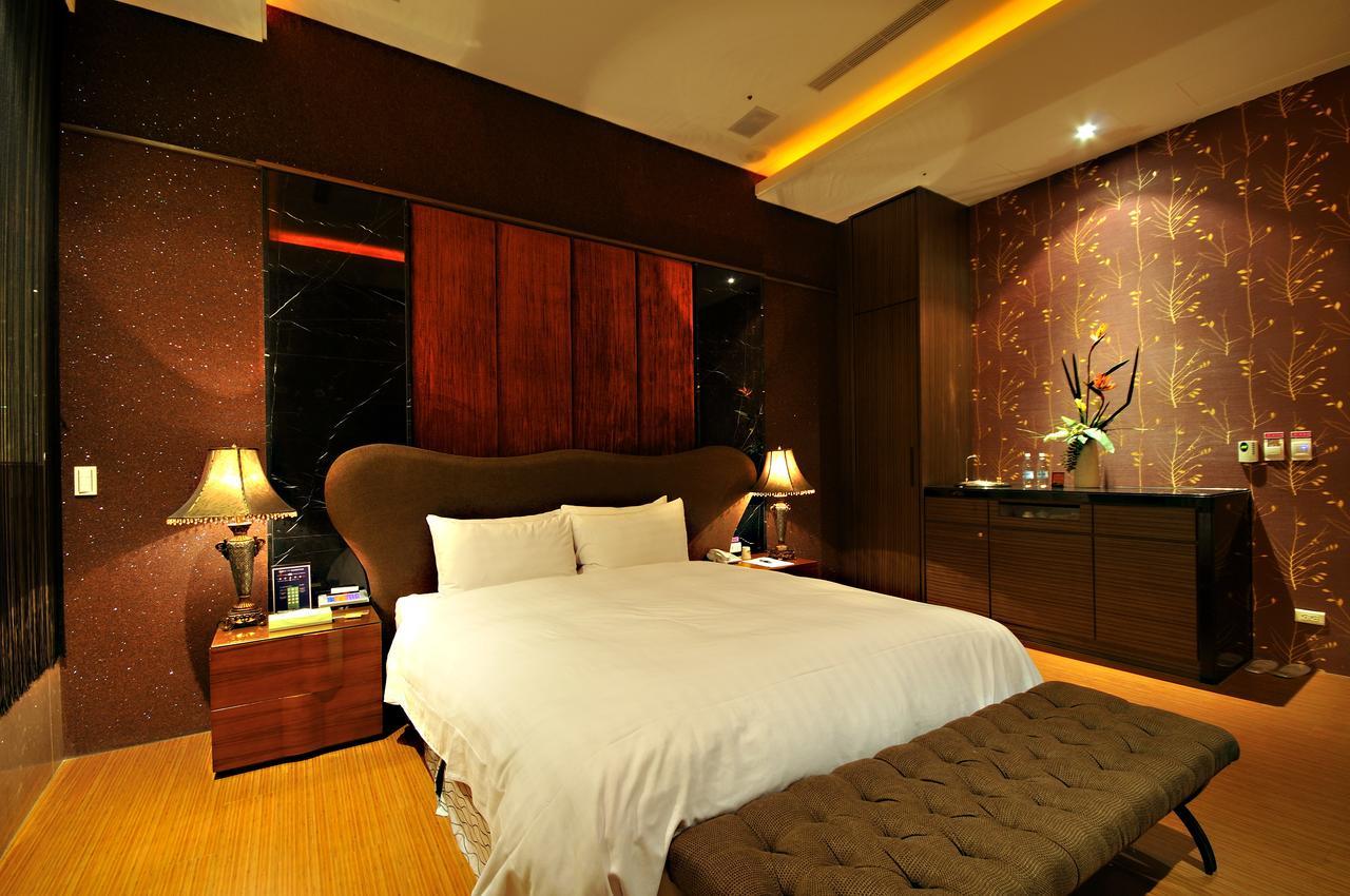 Dubai Motel Yilan Exterior photo