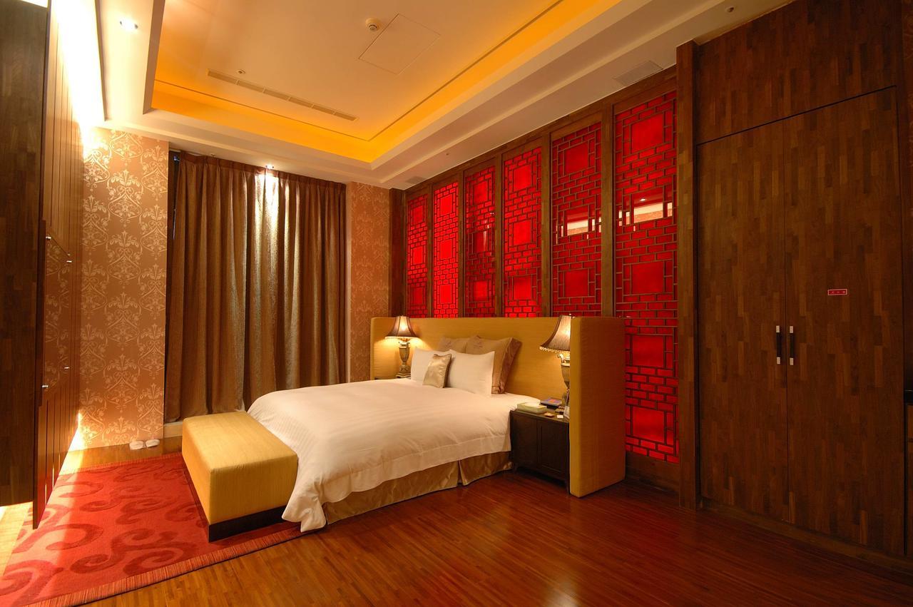 Dubai Motel Yilan Exterior photo