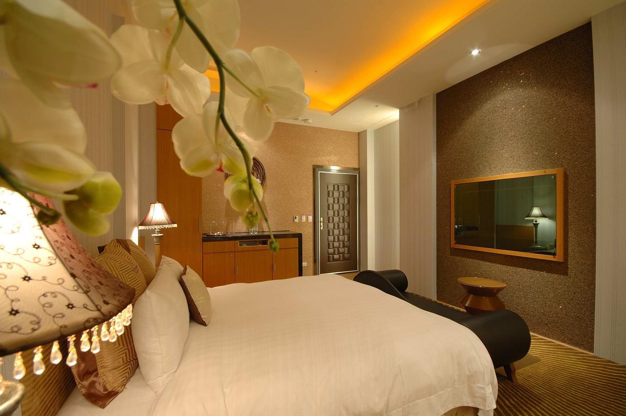 Dubai Motel Yilan Exterior photo