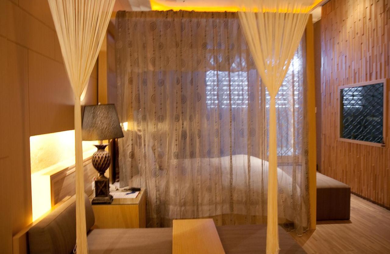 Dubai Motel Yilan Exterior photo