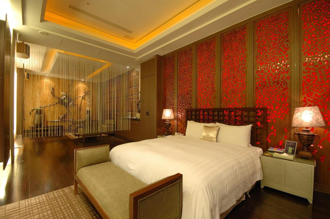 Dubai Motel Yilan Exterior photo